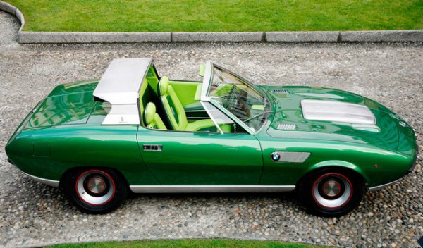 Най-важното - необичайна каросерия с плъзгаща се секция на покрива, която е опакована в масивен ролбар. Всъщност оттук и странното име на колата - Spicup не е нищо повече от съкращение от Spider и Coupe. Екстериорните детайли почти не приличат на серийните BMW от онези години, а в дизайна на предницата ценителите ще видят много паралели с Alfa Romeo Montreal.
Bertone Spicup няма голям успех, концепцията е показана на автомобилното изложение в Женева през 1969 г., след това е транспортирана до Франкфурт, но публиката не аплодира и не е известна на широката общественост днес. Може би това е позволило на собственика да управлява „безопасно“ колата толкова много години. Ако беше нещо по-емблематично, може би нямаше да се осмели.